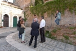 il-prof-lucio-sarra-ed-alcuni-studenti-dellisia-design-nellantico-borgo-di-loreto-aprutino